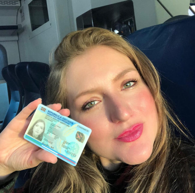 Fernanda Morotti com a Carta D'Identità