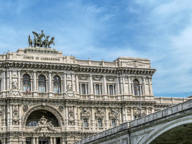 palácio-do-tribunal-em-roma-itália-95705588