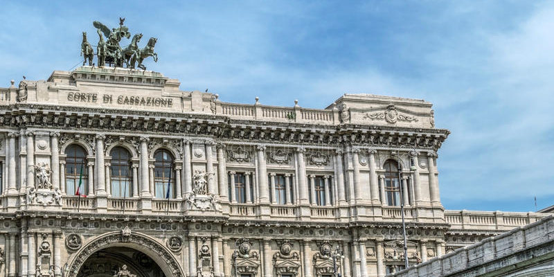 palácio-do-tribunal-em-roma-itália-95705588